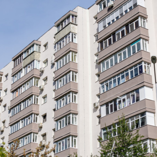 În prima lună cu TVA majorat, prețurile locuințelor au crescut semnificativ