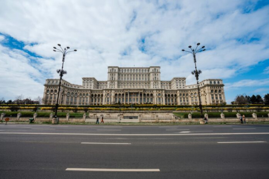 Femeie din Moldova cu șase cuțite la Parlament, audiată de poliție