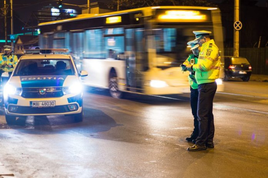 Şofer beat, reţinut după ce a refuzat să oprească la semnalele poliţiştilor şi a lovit trei maşini parcate în Capitală