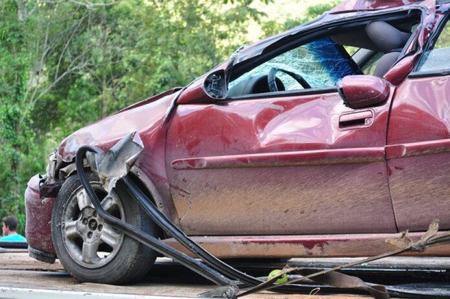 Coliziune între un autovehicul și o ambulanță, la Piața Leu; două persoane rănite, transportate la spital