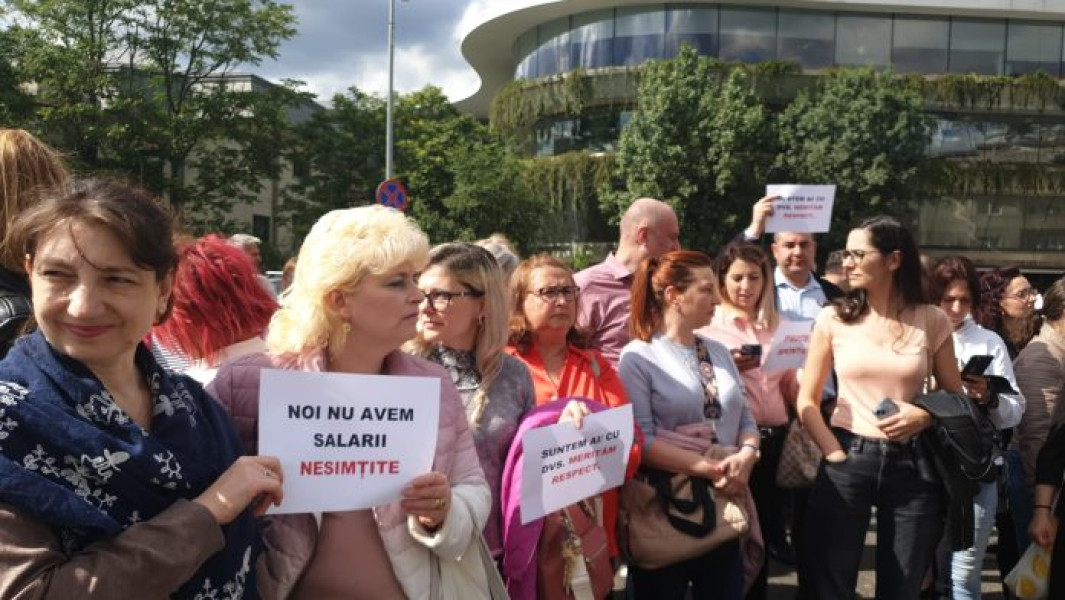 Protest al sindicaliştilor din administraţia publică, luni, în Capitală. Protestatarii spun că vor fi primiţi la discuţii de premierul Ilie Bolojan