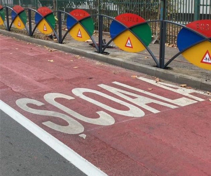 Elevi din București prinși cu obiecte periculoase la începutul anului școlar