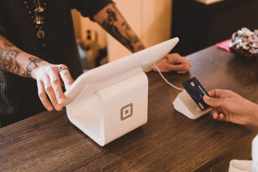 Trei tineri din București cercetați pentru fraudă bancară cu card virtual