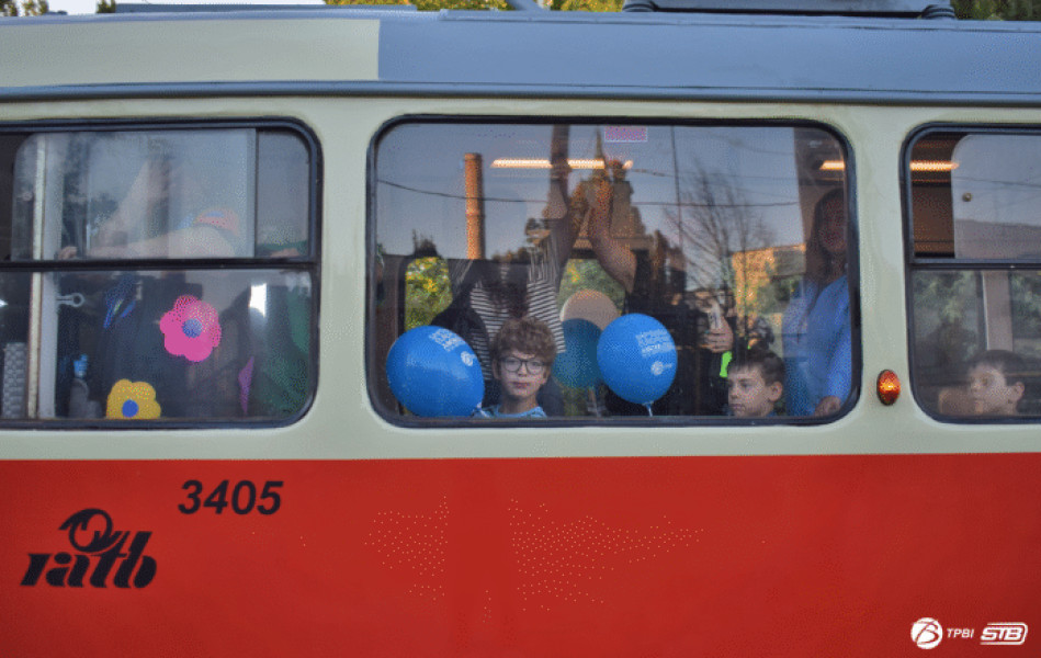Mii de vizitatori au admirat vehicule electrice la porțile deschise STB în București