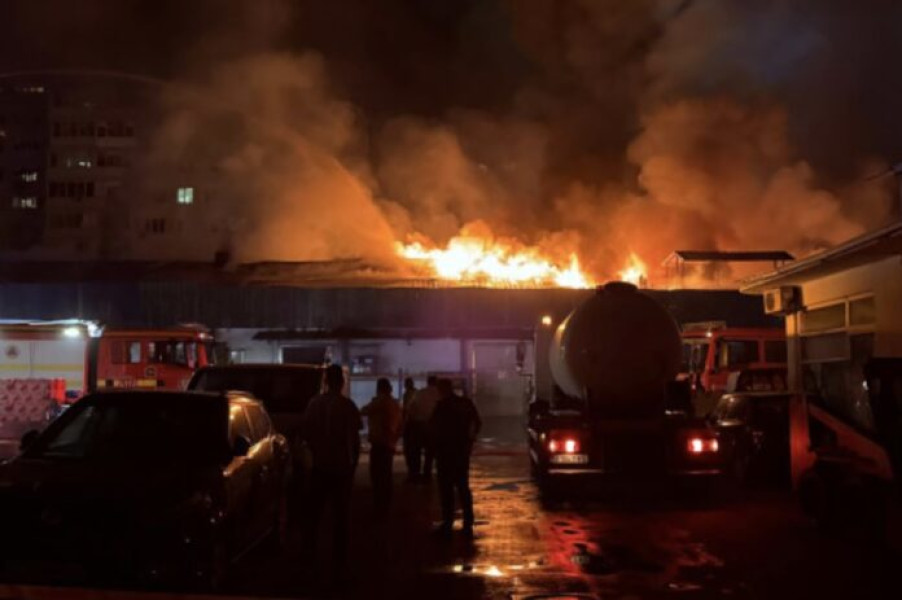 Incendiul de pe Aleea Hobița din Sectorul 2, stins de pompieri