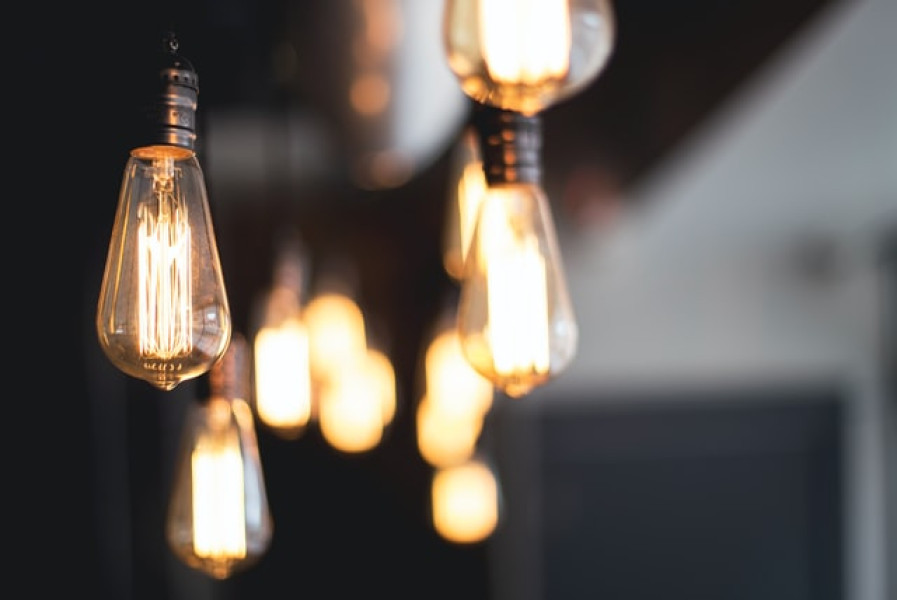 România plăteşte cel mai scump curent electric din Europa pe anumite intervale orare