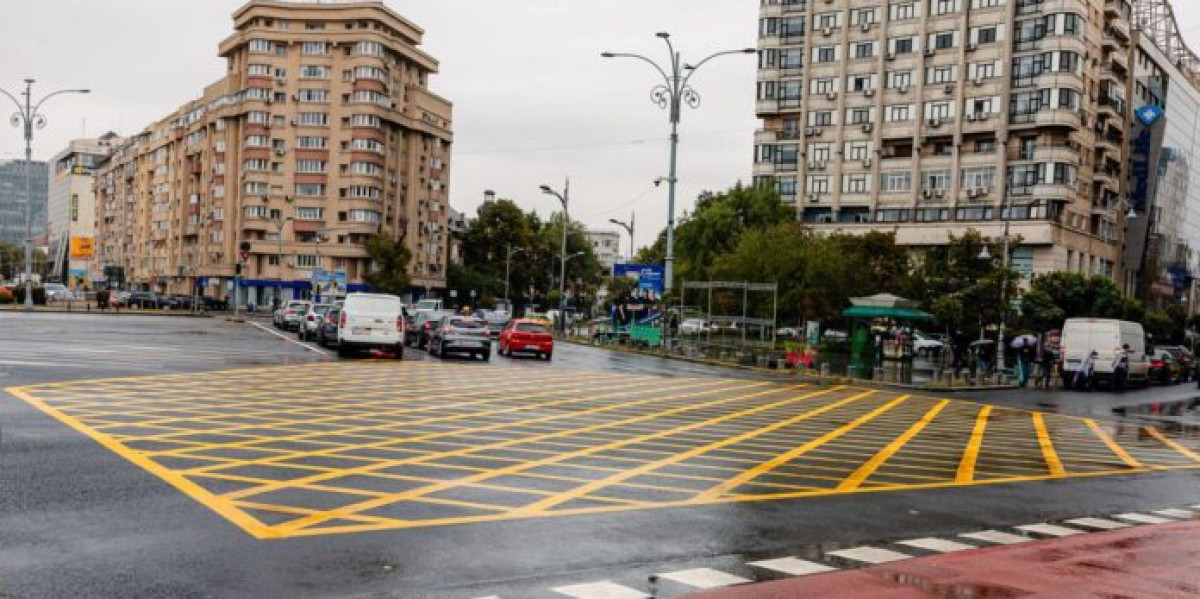 Marcaj nou la Piața Victoriei pentru prevenirea blocajelor în trafic