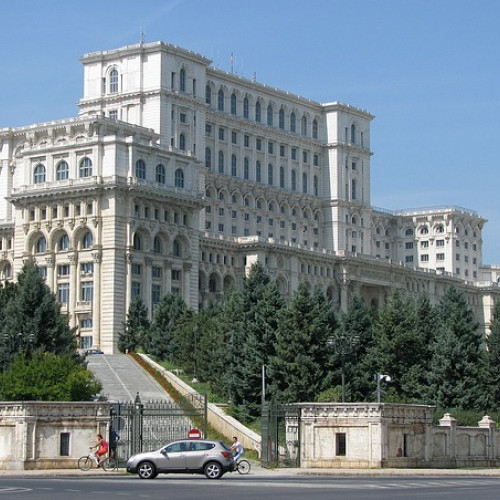 Palatul Parlamentului iluminat în culorile drapelului Ucrainei, în semn de solidaritate cu poporul ucrainean. Flag albastru şi galben arborat la intrarea principală