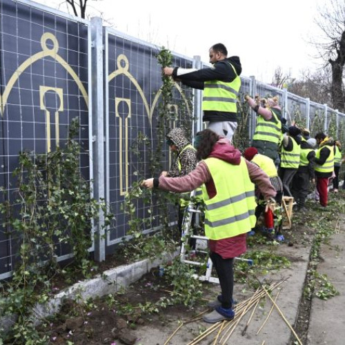 Au fost montate noi garduri verzi în Sectorul 4 de către Totul Verde. Primarul Daniel Băluță a anunțat extinderea spațiului verde în sector prin proiecte ce vizează combaterea poluării și a prafului.