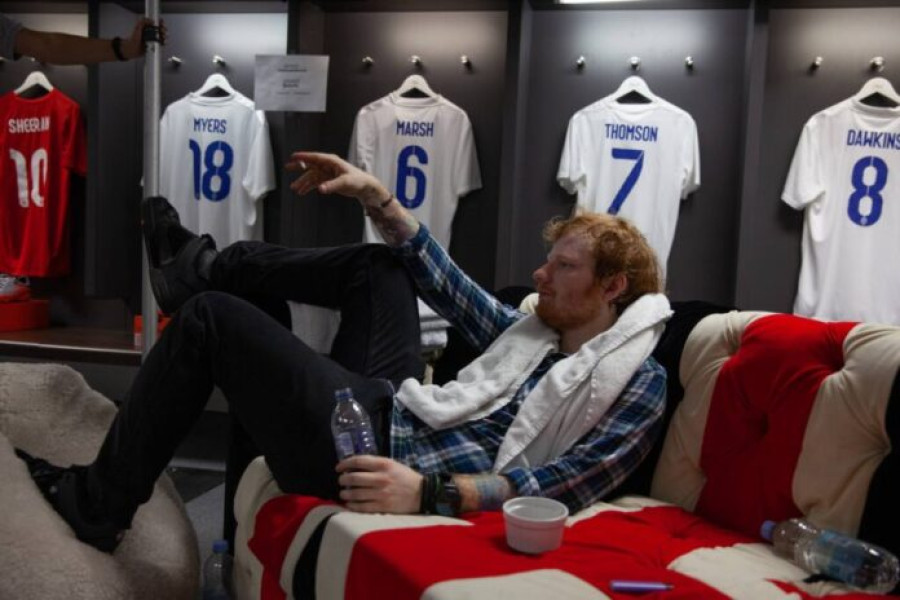 Ed Sheeran apare pe tricoul FC Barcelona în meciul El Clasico din 26 octombrie
