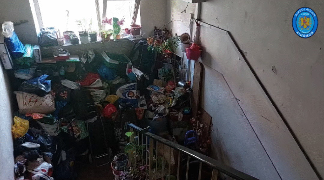Femeie din Sector 4 amendată pentru depozitarea obiectelor pe casa scării