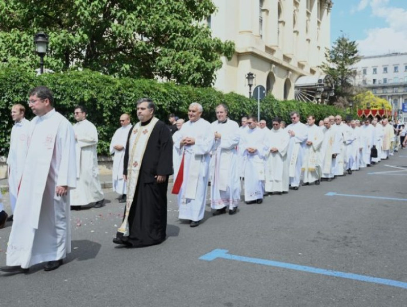 Procesiune cu relicva Sfântului Ioan Paul al II-lea pe străzile Bucureștiului