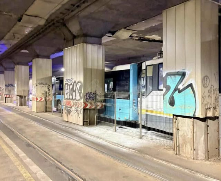 Cinci persoane rănite în urma unui accident între tramvai și autobuz în Piața Victoriei