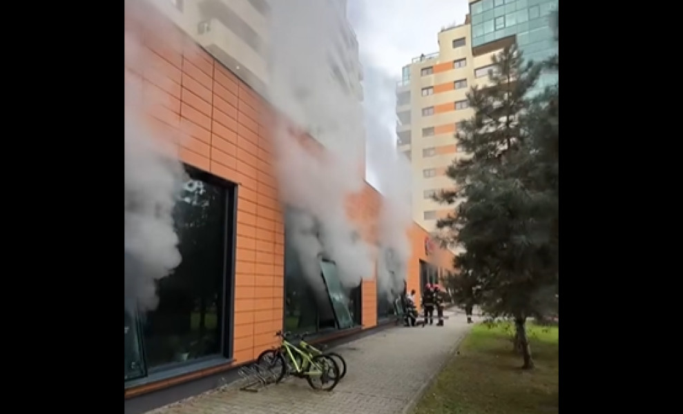 Incendiu la subsolul unui centru spa: echipe de intervenție și evacuare în acțiune
