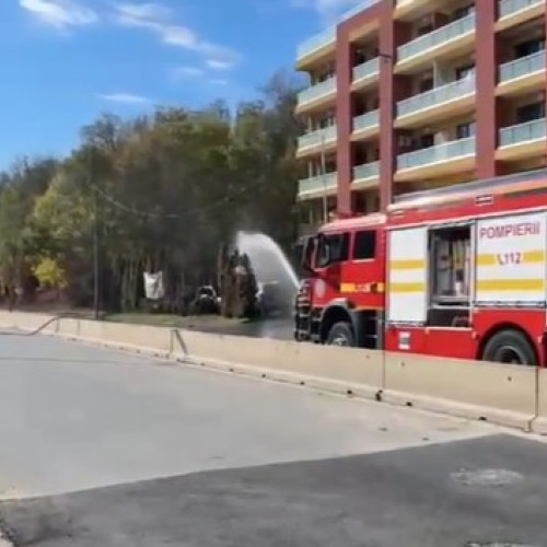 Incendiu la două mașini în Voluntari, evacuați 40 de oameni din hotelul din apropiere