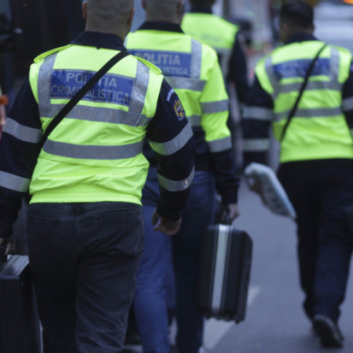Intervenţii continuă la blocul afectat de explozia din Rahova