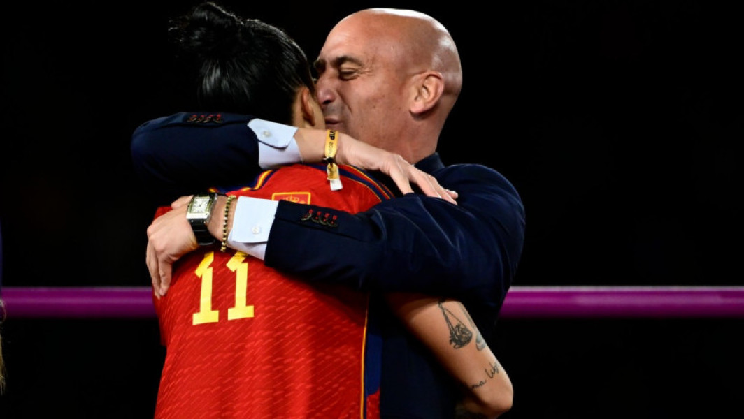 Parchetul spaniol cere 2 ani şi jumătate de închisoare pentru fostul preşedinte al Federaţiei Spaniole de Fotbal în cazul sărutului forţat de la CM de fotbal feminin