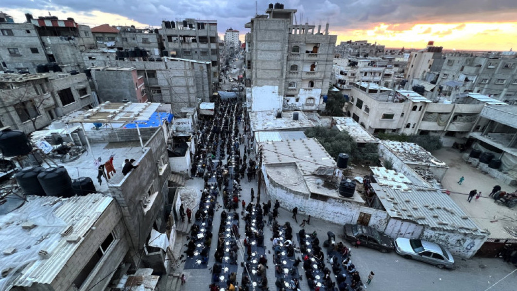 Tragedie în Gaza: Cinci victime după incidentul livrării de alimente. Nou deces în timpul așteptării ajutoarelor. Urgență promoționată în zona. 15 camioane cu alimente essential ati sosiri.