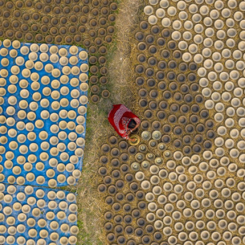 Scena surprinsă din drona: O fermecătoare galerie foto cu vasele tradiționale făcute de oamenii dintr-un sat din Bangladesh