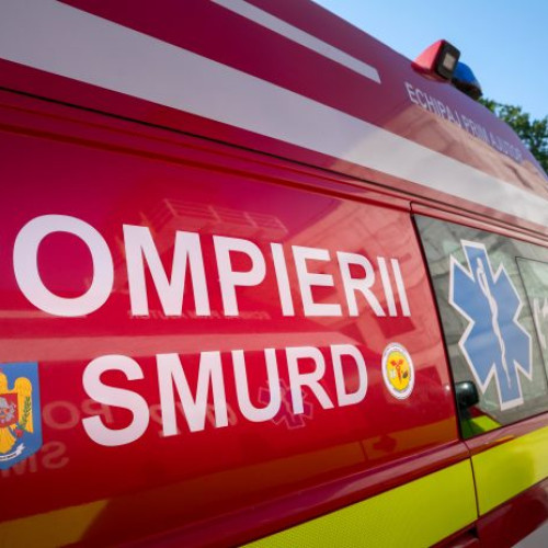 ACCIDENT ÎN BUCUREȘTI: O ambulanță SMURD s-a răsturnat după ciocnirea cu o mașină. Trei persoane rănite, inclusiv un copil, transportate la spital.