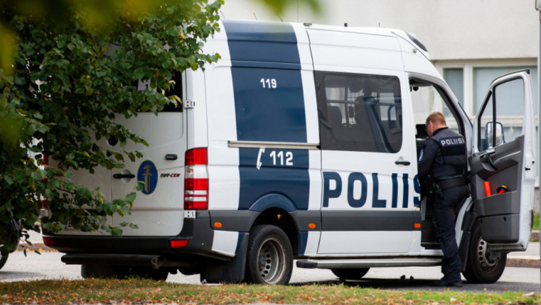 Știre: Trei elevi răniți în atac armat la o școală din Vantaa, Finlanda,Trei copii au fost răniți în atacul armat produs în școala Viertola din orașul Vantaa, anunță poliția conform BBC. UPDATE 10:50 Urmașul arestat, suspect minor. Poliția a anunțat că toți cei implicați în incident sunt minori. Știrea inițială: Ofițerii au intervenit la școala Viertola marți dimineata, la ora 9:00, pentru a supune atacul armat. Localnicii au primit o alertă de a rămâne în casele lor. Suspectul a fost arestat. Școala are