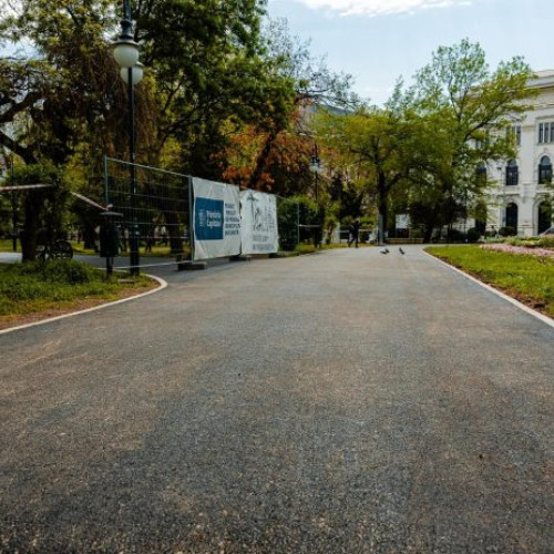 Noile alei din parcul Cișmigiu sunt accesibile după finalizarea lucrărilor și deschiderea circulației, declară primarul Nicușor Dan. 1000 de metri pătrați au fost asfaltați și restul lucrărilor vor fi terminate în 6 luni.