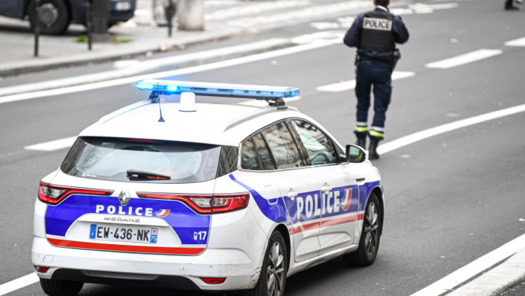 Alertă în Paris după amenințarea cu bombă la consulatul Iranului. Martorii arată că suspectul a fost încătușat de poliție.