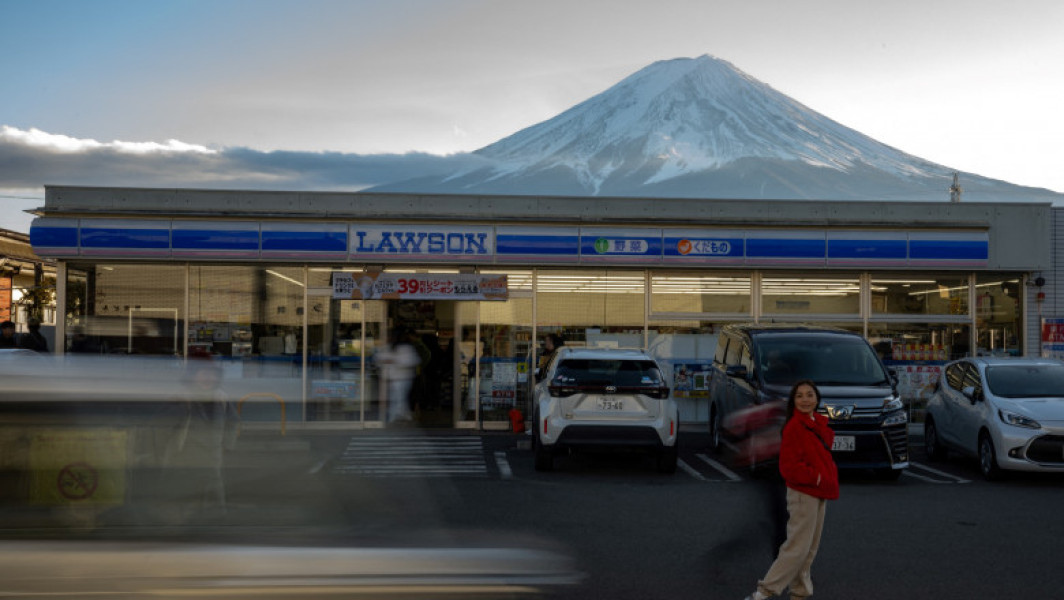 Un oraș japonez vrea să ridice un gard din plasă pentru a bloca fotografiile turistice ale Muntelui Fuji