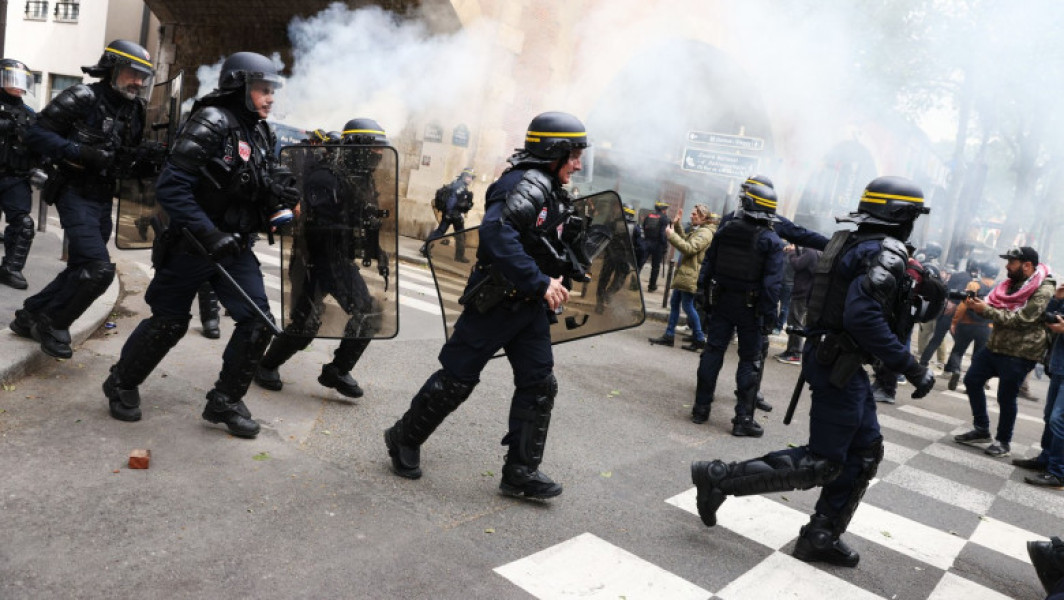 Video&Foto Proteste violente în Franța. Zeci de persoane arestate la Paris. Magazine sparte, forțele de ordine intervin cu gaze lacrimogene