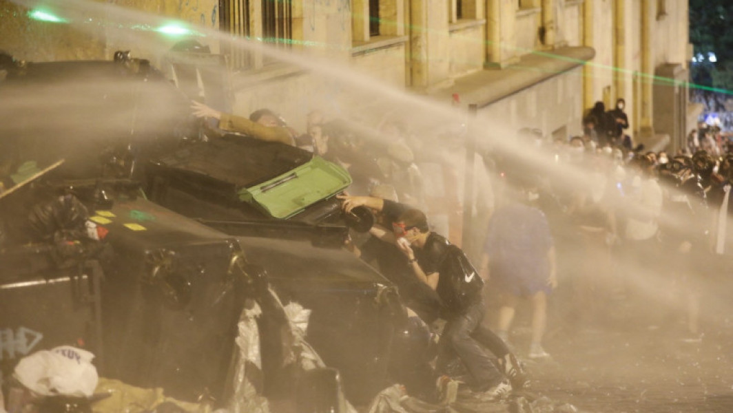 Galerie Foto Noi violențe în Georgia, "legea rusă" a fost votată. Poliția a dat cu gaze lacrimogene în mulțimea care a luat cu asalt Parlamentul