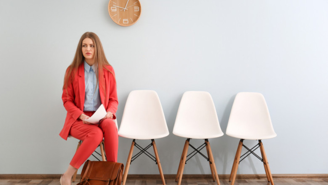 Unei femei i s-a cerut să se târască și să mugească la interviul pentru job. Experiențe bizare și umilitoare din procesul de recrutare