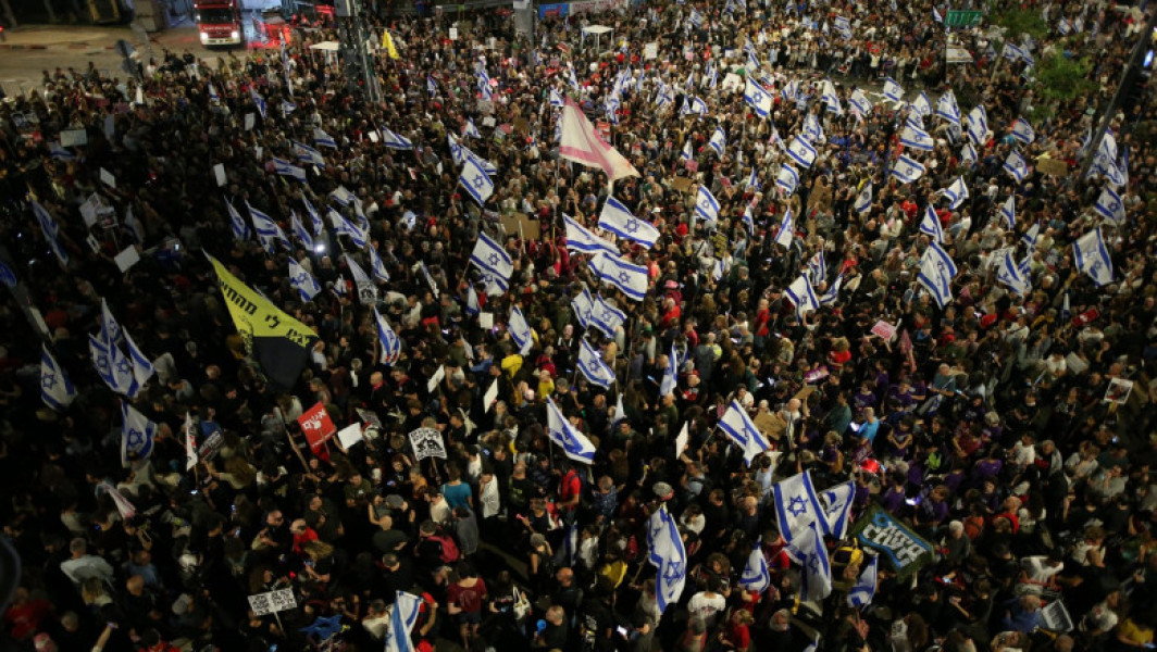 Mii de oameni manifestă în Tel Aviv pentru aducerea acasă a ostaticilor reținuți de Hamas. Critici la adresa premierului Netanyahu și solicitări pentru alegeri.