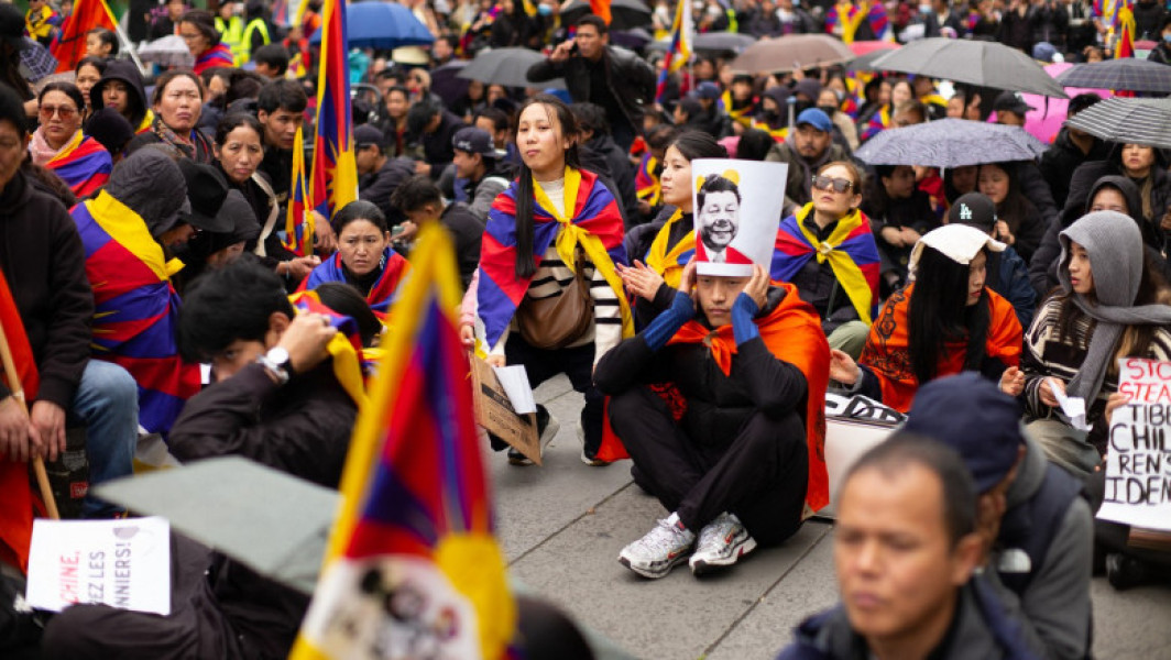 Galerie Foto Dictatorul chinez, Xi Jinping, a fost primit la Paris de un protest al tibetanilor: „Ți-a trecut timpul, nu totalitarismului chinezesc”