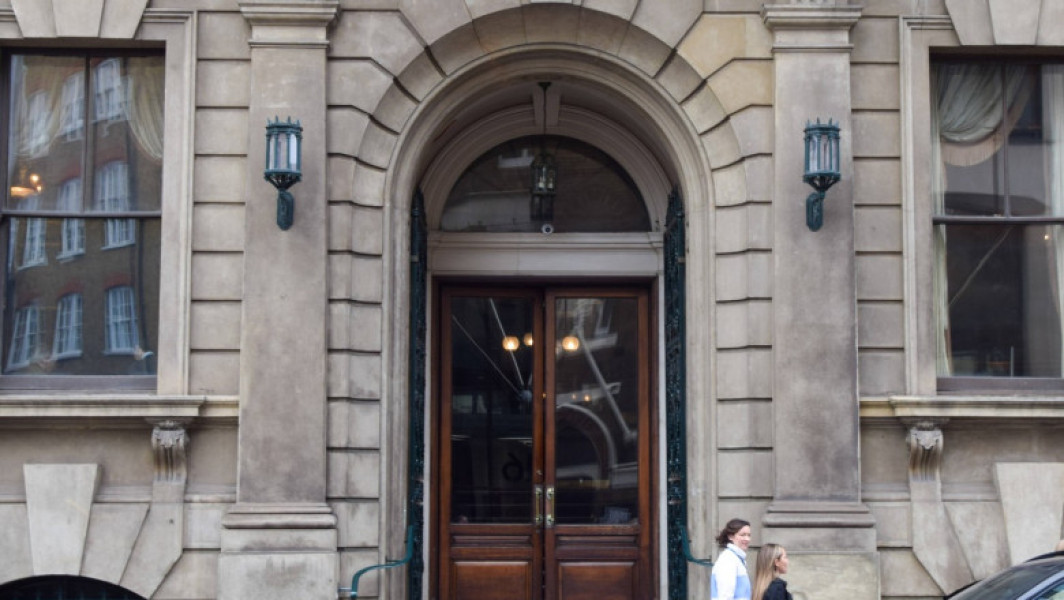 Săptămânalul Garrick permite accesul femeilor în club pentru prima dată în 200 de ani