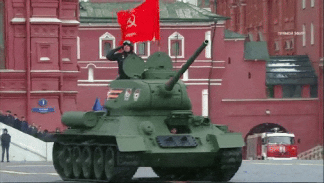 Rusia a defilat la parada de 9 mai cu doar un tanc, un T-34 fabricat acum 80 de ani în Ucraina