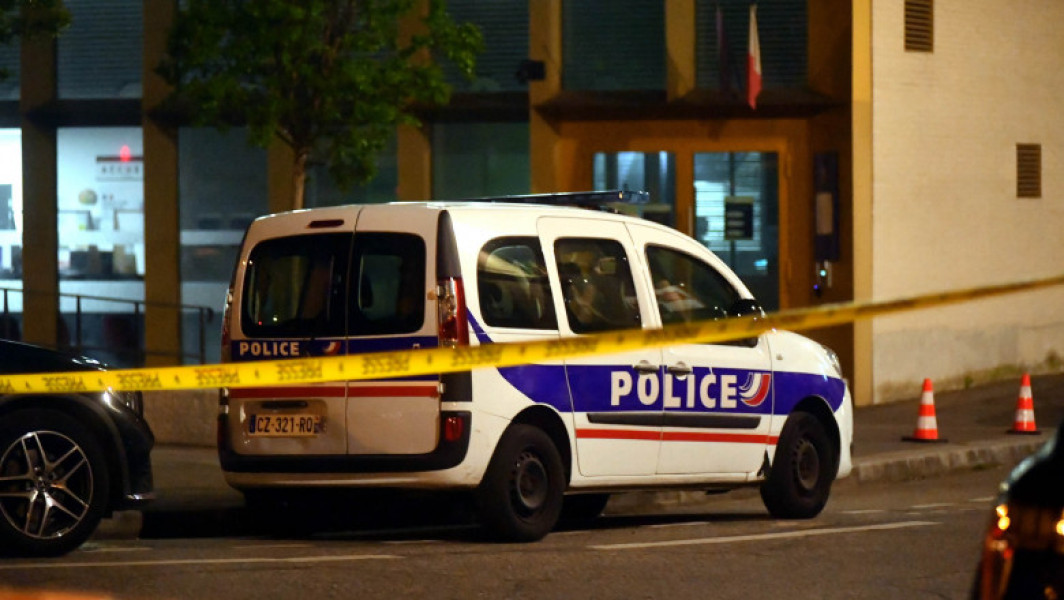 Doi polițiști împușcați de bărbatul arestat într-o secție din Paris