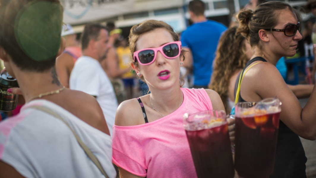 Mallorca și Ibiza introduc restricții la consumul de alcool pe domeniul public. Unde nu se va mai putea bea în public pe plajă