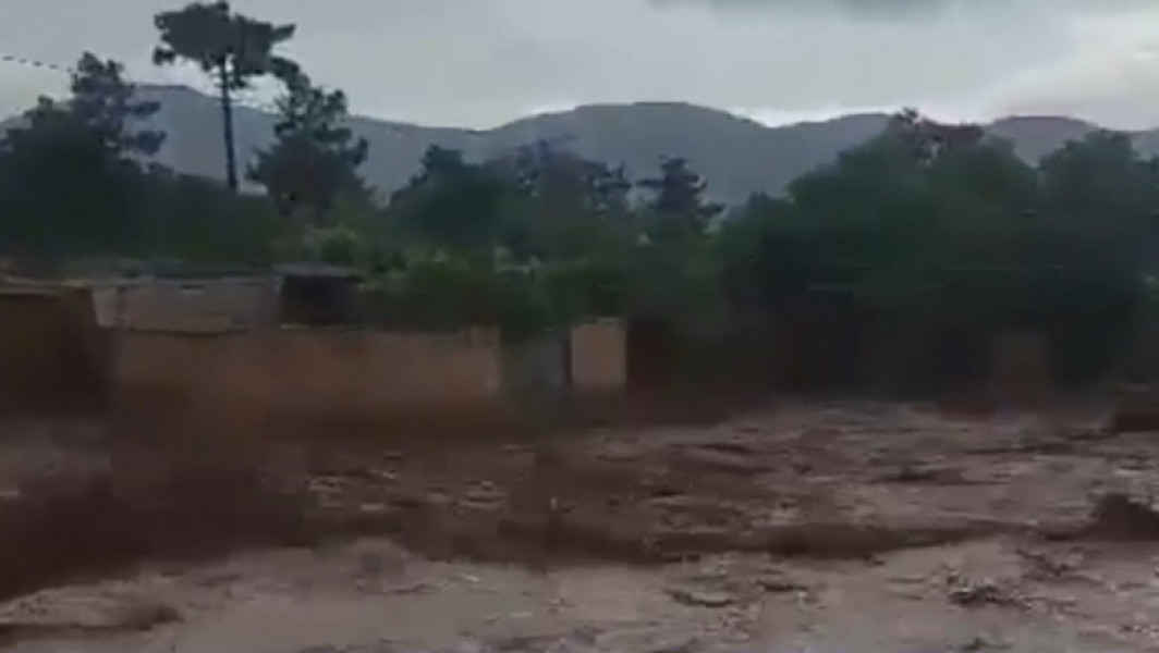 Inundații catastrofale în Afganistan: 200 de persoane au fost ucise de puternicele ploi. Armata se mobilizează pentru căutarea supraviețuitorilor. Mii de locuințe, moschei și școli distruse.