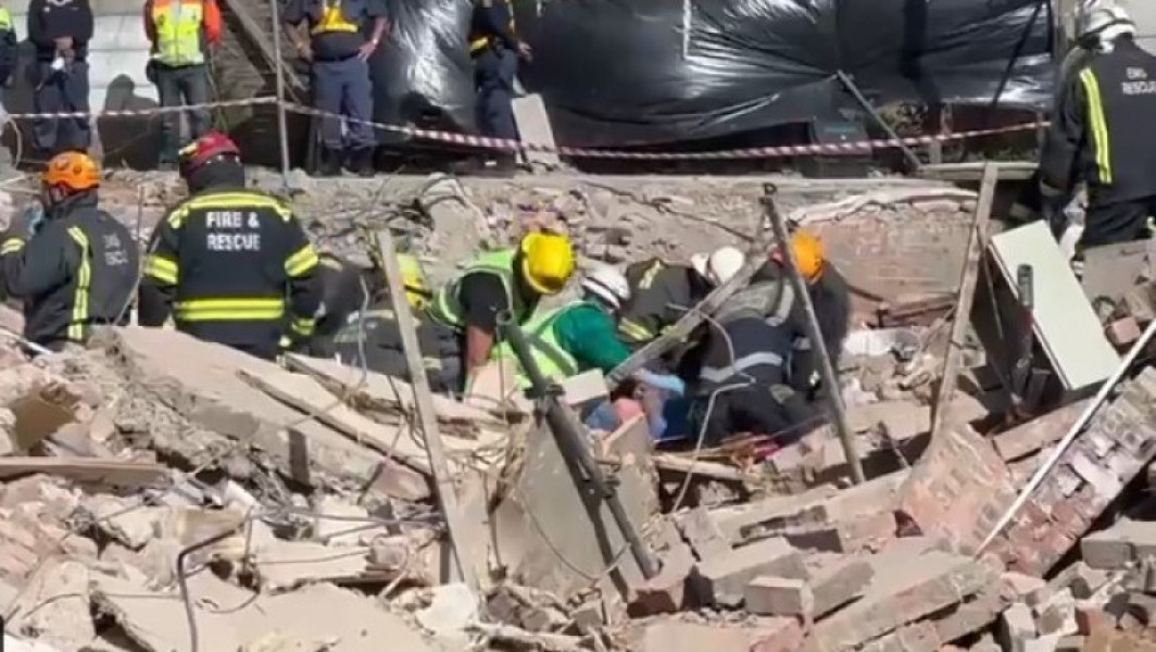 Un barbat salvat dupa prăbușirea unei clădiri în Africa de Sud. Bilanțul tragediei a ajuns la 13 morți.