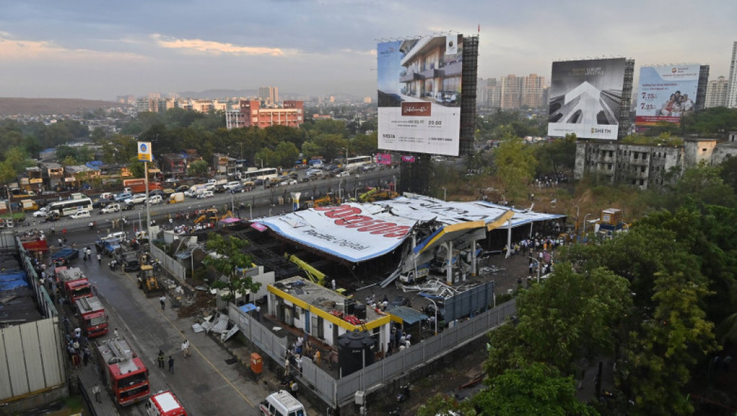 12 persoane au murit și alte 60 sunt rănite într-o tragedie provocată de un panou publicitar prăbușit în timpul unei furtuni puternice la Mumbai, India