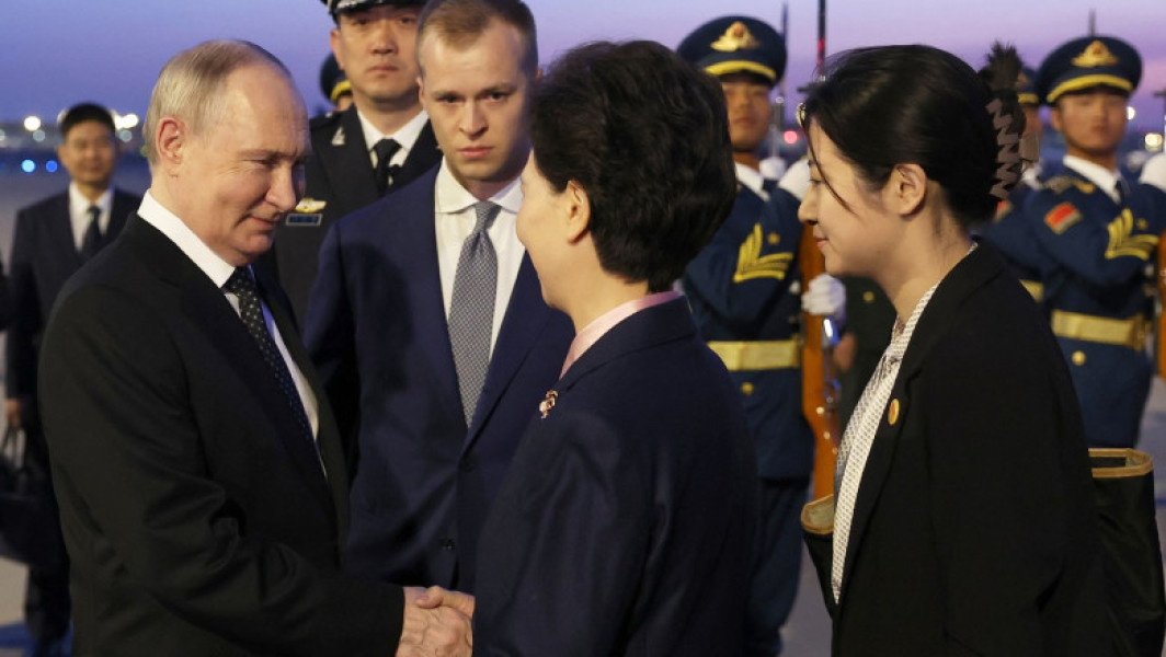 Putin a ajuns în China, pentru prima sa vizită de stat din noul mandat. Din delegația lui fac parte 20 de guvernatori regionali