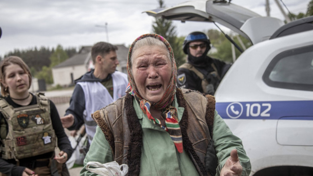 Galerie Foto Zelenski e în Harkov, cel mai fierbinte punct al frontului. În timp ce mii de femei și copii erau evacuați, rușii "îi vânau" cu drone