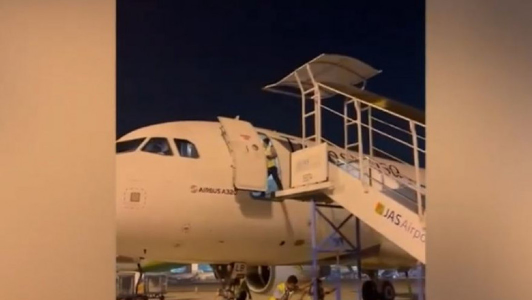 ȘOCANT! Bărbat căzut din avion după mutarea scării de îmbarcare. Echipajul de la sol ignorat reglementările.