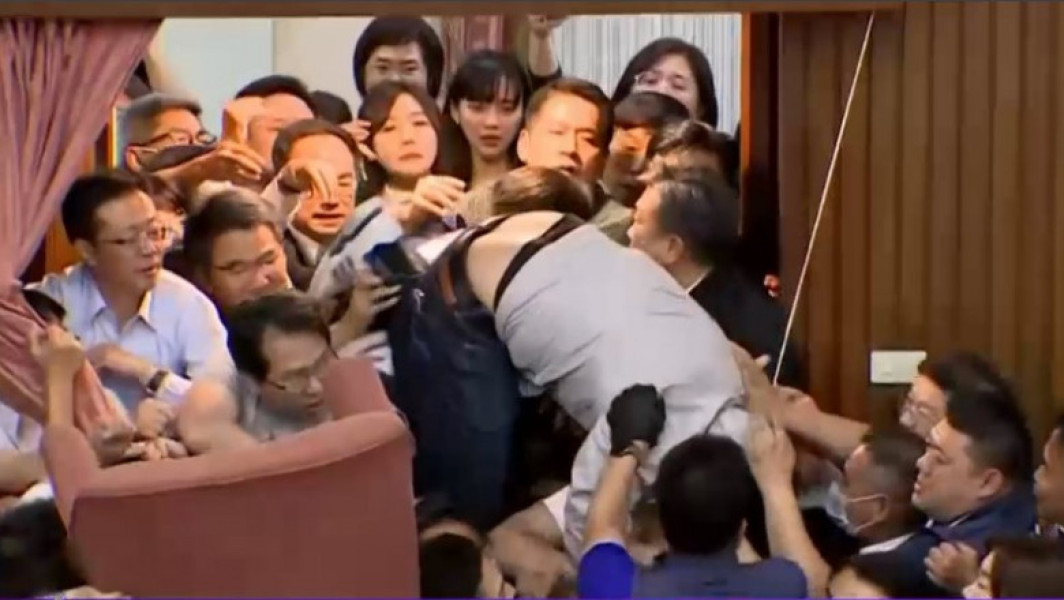 Bătaie intensă în Parlamentul din Taiwan: Deputații se bat și ajung la spital după ce unul smulge un dosar și un altul cade în gol