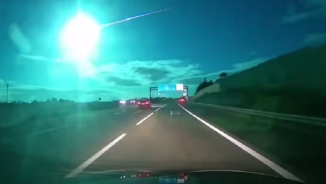 Meteoritul luminat albastru în miezul nopții, imagini virale în Spania și Portugalia, mii de norocoși au surprins momentul rare în care corpul ceresc s-a dezintegrat în cerul albastru aprins