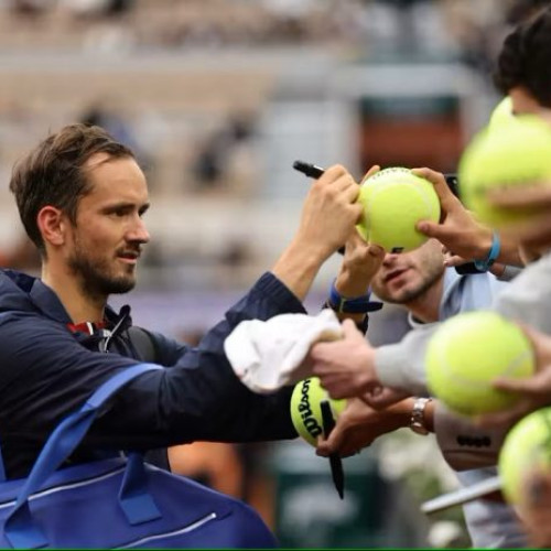 Medvedev avansează în turul trei la Roland Garros, în urma abandonului lui Kecmanovic