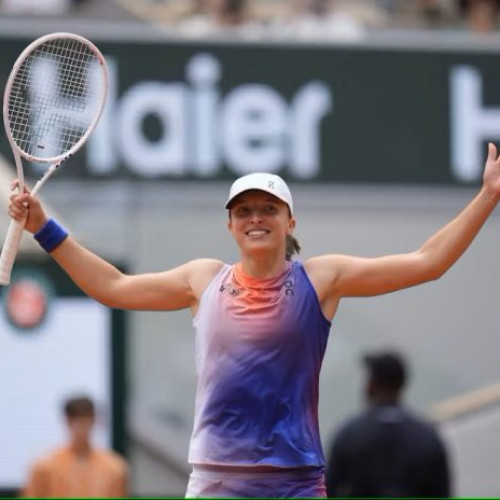 Iga Swiatek ajunge în semifinalele Roland Garros după o victorie clară în fața Marketei Vondrousova