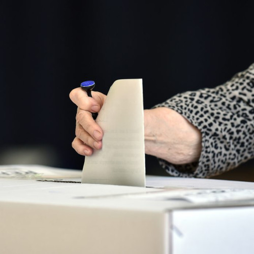 O bătrână de 72 de ani, cercetată pentru furt la o secție de votare din Sectorul 6