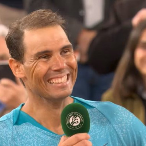 Rafael Nadal îl felicită pe Carlos Alcaraz pentru câștigarea turneului Roland Garros